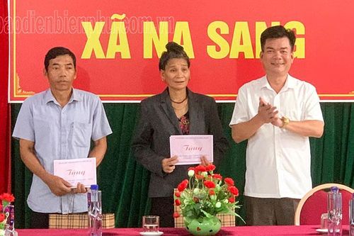 104 suất quà tặng gia đình chính sách, người có công huyện Mường Chà