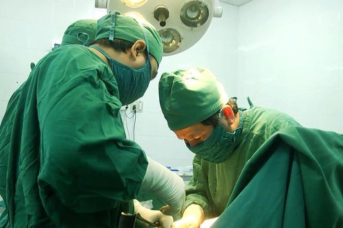 Súng hơi cướp cò, nam thanh niên bị đạn bắn xuyên ổ bụng