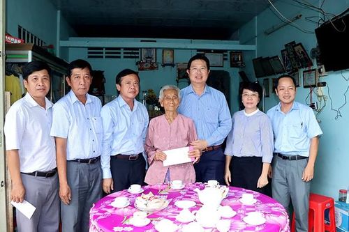 Lãnh đạo tỉnh thăm, tặng quà gia đình chính sách tại huyện Cao Lãnh
