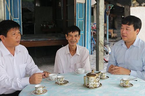 Bí thư Tỉnh ủy Lê Quốc Phong thăm, tặng quà gia đình chính sách