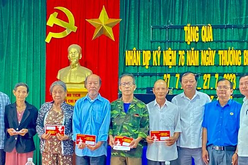 Gặp mặt, tặng quà người có công, gia đình chính sách xã Ia Trok