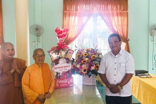 Thăm, tặng quà chức sắc, nhà tu hành các tôn giáo có thân nhân là thương binh, liệt sĩ