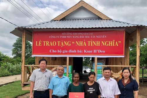Sở Công thương trao nhà tình nghĩa cho gia đình người có công