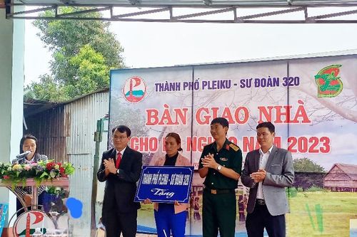 Bàn giao nhà ở cho hộ nghèo tại xã Biển Hồ