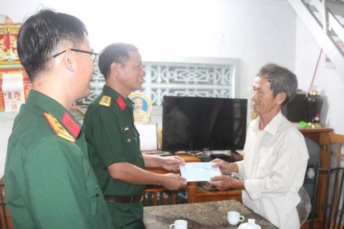 Lữ đoàn Công binh 293 thăm, tặng quà các gia đình chính sách