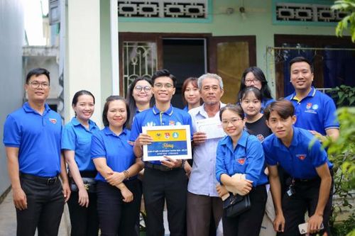 Đoàn Trường Đại học Thái Bình Dương phối hợp thăm, tặng quà gia đình chính sách