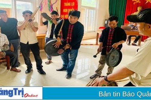 Truyền dạy nghệ thuật trình diễn cồng chiêng của đồng bào dân tộc thiểu số