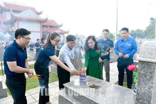 Báo Tuyên Quang dâng hương tại Nghĩa trang liệt sĩ tỉnh