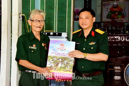 Đại tá Đặng Văn Long, Chỉ huy trưởng Bộ CHQS tỉnh tặng quà gia đình chính sách tại huyện Sơn Dương