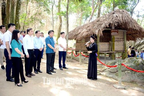 Đoàn công tác Đảng ủy Khối Doanh nghiệp Trung ương về nguồn tại Tân Trào