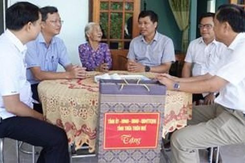 Trưởng Ban Tổ chức Tỉnh ủy thăm gia đình chính sách trên địa bàn Phú Vang