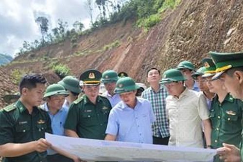 Khảo sát công trình đường từ xã Trung Sơn lên cột mốc 646