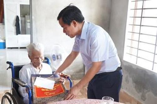 Chủ tịch UBND tỉnh, Phó Bí thư Thường trực Thành ủy Huế thăm, tặng quà người có công