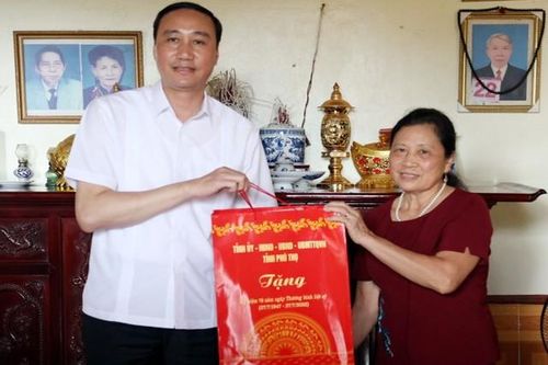 Phú Thọ thăm, tặng quà người có công, gia đình chính sách tại huyện Hạ Hòa
