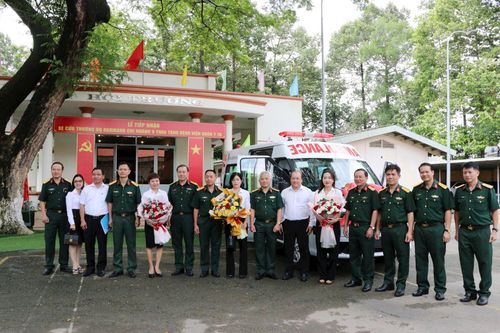Bệnh viện Quân y 7B tiếp nhận xe cứu thương do ngân hàng trao tặng
