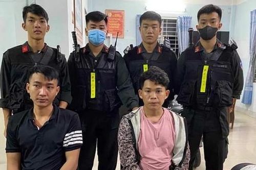 Tuần tra đêm, phát hiện hai vụ tàng trữ súng ngắn