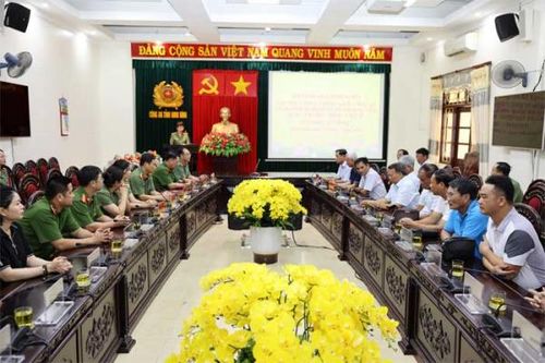 Thăm, tặng quà các gia đình chính sách Công an tỉnh Ninh Bình