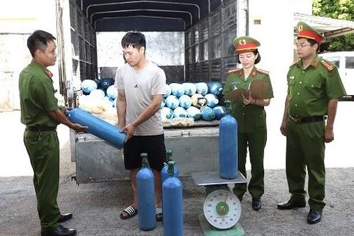 Đánh ô tô chở 100 bình khí cười từ Hà Nội về Hà Nam