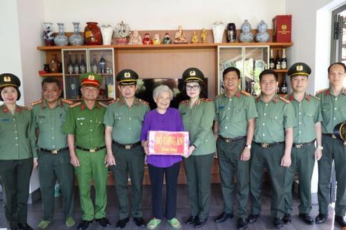Bộ Công an tặng quà tri ân các gia đình Anh hùng và thương binh