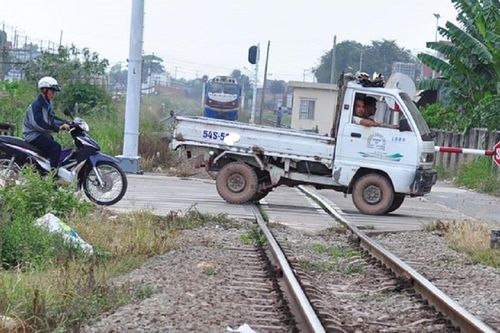 Kinh nghiệm lái ô tô qua đường sắt đảm bảo an toàn tài xế nên biết