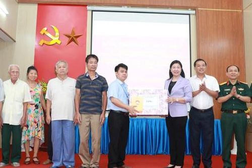 Người có công mãi là tấm gương sáng cho thế hệ trẻ noi theo