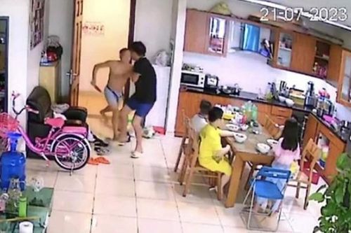 Thông tin mới nhất vụ đối tượng xông vào nhà dùng dao tấn công hàng xóm trước mặt trẻ con tại chung cư The Light (Hà Nội)