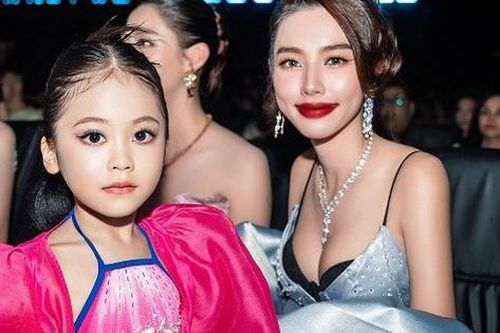 Mẫu nhí 6 tuổi đọ vẻ đáng yêu với Hoa hậu Thùy Tiên tại chung kết Miss World Vietnam 2023