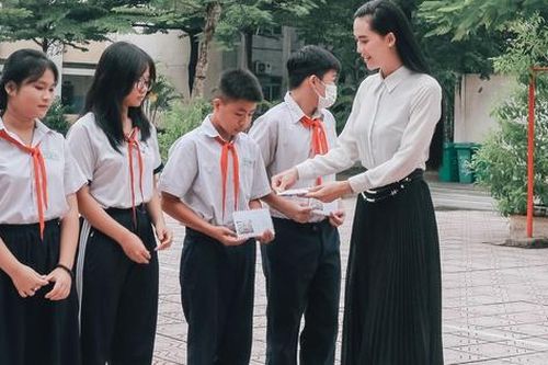 Trao tặng học bổng cho Trường THCS mang tên Liệt sĩ Đặng Công Bỉnh