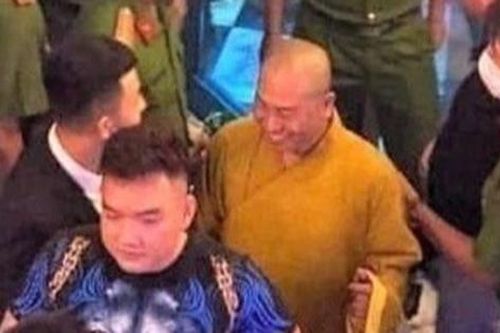 Người đầu trọc, mặc áo nhà sư vào quán nhậu là tu sĩ giả mạo