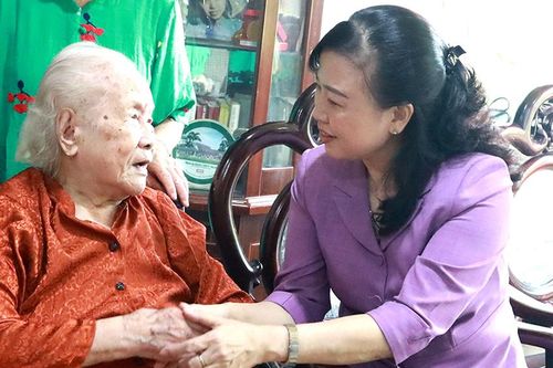 Bộ trưởng Bộ Y tế Đào Hồng Lan thăm gia đình Liệt sĩ, bác sĩ Đặng Thùy Trâm