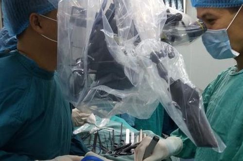 Thực hiện ca phẫu thuật rất khó, loại bỏ khối u tủy sống kích thước lớn