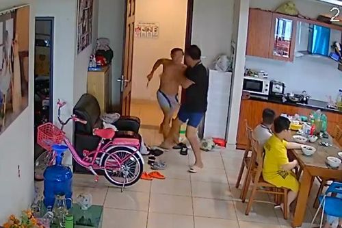 Vụ cầm dao tấn công hàng xóm ở chung cư Hà Nội: Đối tượng nhiều lần dọa giết cả nhà