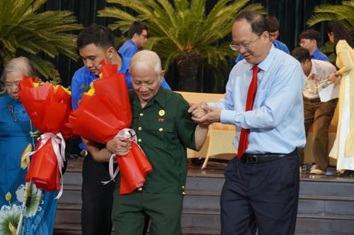 TP.HCM gặp gỡ tri ân 120 người có công tiêu biểu