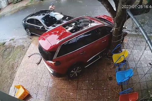 Người đàn ông lái xe liên tiếp đâm vào xe ô tô khác