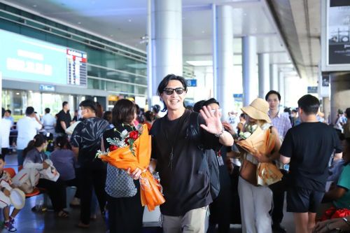Tài tử Gao Đỏ xuất hiện đầy phong độ tại sân bay Tân Sơn Nhất