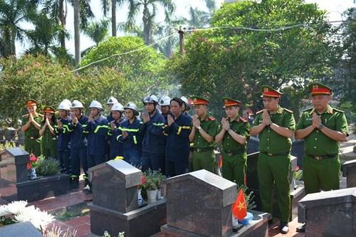 Công an Hà Nội thắp hương tri ân các Anh hùng - Liệt sĩ