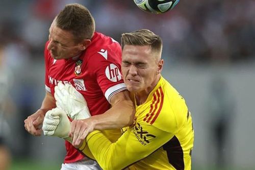 Thủ môn MU húc đối thủ 'thủng phổi', bị yêu cầu phải 'cách ly' với toàn đội Wrexham