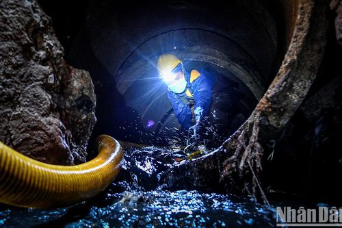 Một ngày 'đội nắng, hút bùn' của công nhân vệ sinh cống ngầm Hà Nội