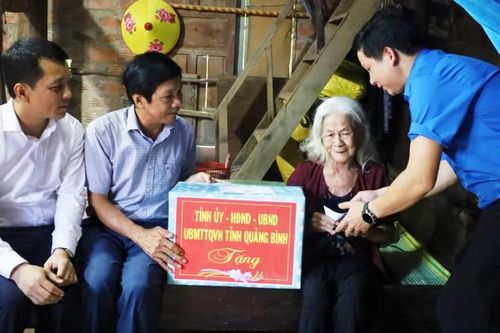 Thăm, tặng quà cho hơn 25 nghìn người có công, gia đình chính sách ở Quảng Bình