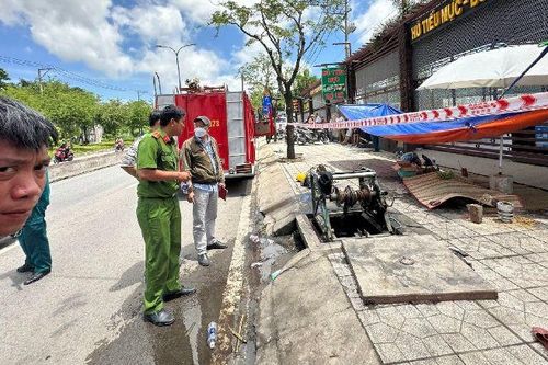 TP Hồ Chí Minh: Cứu hộ nhiều công nhân mắc kẹt dưới cống thoát nước, một người tử vong