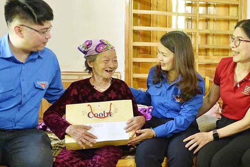 Quảng Trị tri ân Mẹ Việt Nam Anh hùng và hướng về biển đảo