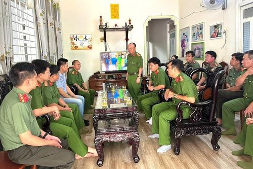 Thăm các gia đình cán bộ, chiến sĩ hy sinh khi làm nhiệm vụ tại Đắk Lắk