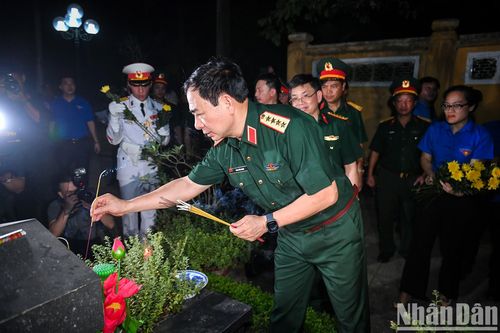 Toàn cảnh 'Lễ thắp nến tri ân các Anh hùng liệt sĩ'