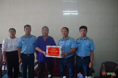 Sư đoàn 363 thăm, tặng quà các gia đình chính sách