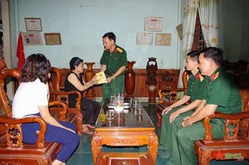 Sư đoàn 968 thăm, tặng quà tri ân người có công với cách mạng