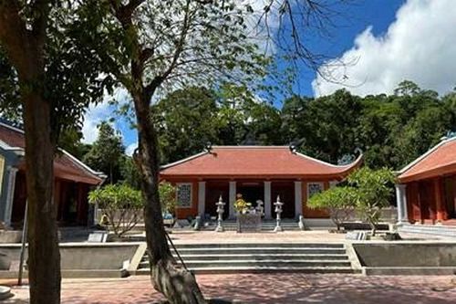 Nén tâm nhang giữa lòng hồ Kẻ Gỗ