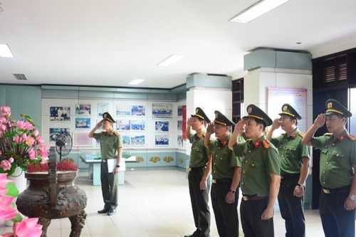 Khối thi đua Xây dựng lực lượng – Hậu cần trực thuộc Công an TPĐà Nẵng báo công dâng Bác, tưởng nhớ các Anh hùng liệt sỹ