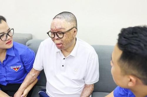 Ban Bí thư T.Ư Đoàn thăm, tặng quà Thượng úy Đinh Văn Dương