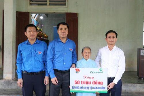 Trao tặng kinh phí sửa chữa nhà cho Mẹ Việt Nam Anh hùng tại Quảng Ngãi