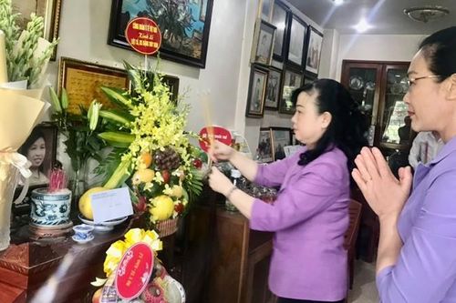 Dâng hương tri ân Liệt sĩ, bác sĩ Đặng Thùy Trâm
